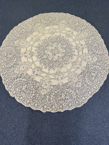 Quaker Lace Pattern 1006-04 Round w/ tag & loops, $136